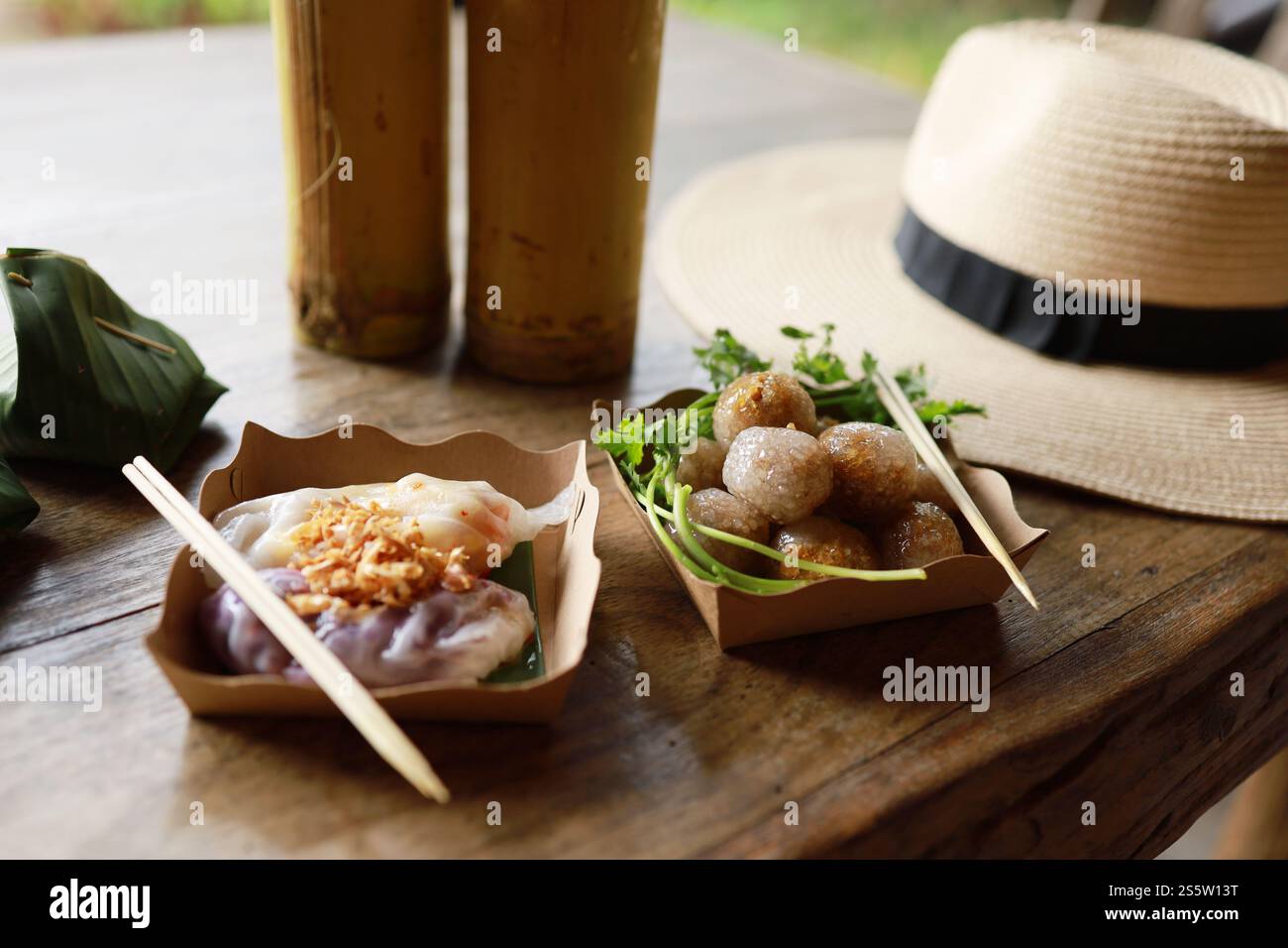 Traditionelles thailändisches Essen thailändische gedämpfte Schweineknödel auf dem Tisch orientalisches Essen Konzept. Stockfoto