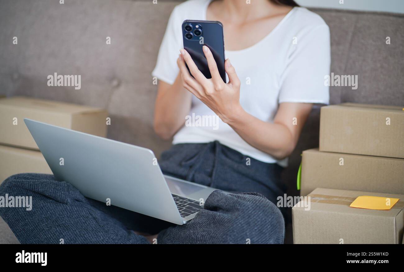 Asiatische Frau, die Paketzustellbox vorbereitet Versand für den Einkauf Online-Zustellung Postservice Menschen und Versandkonzept. Stockfoto