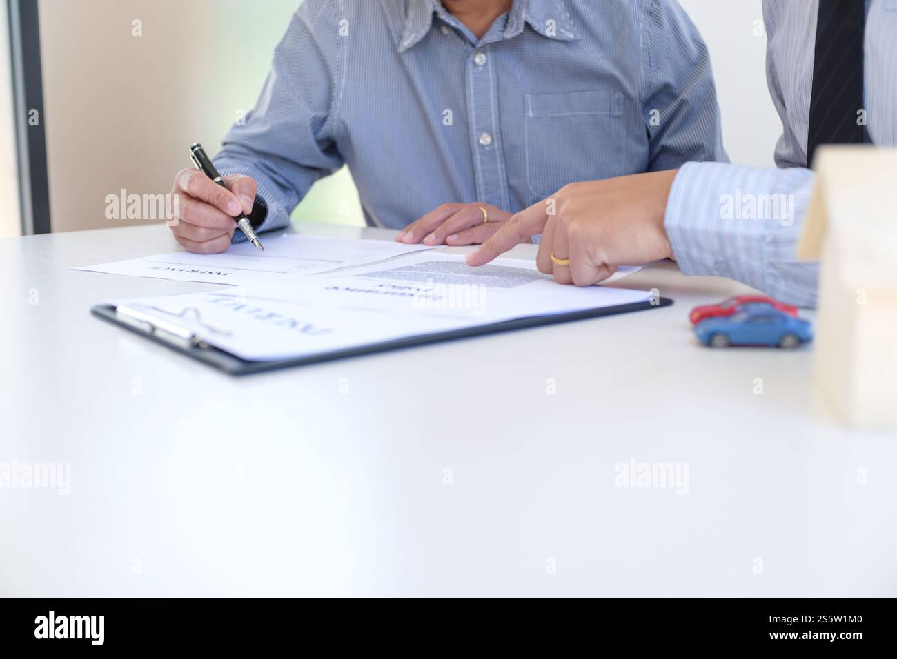 Sales Manager Beratung Anmeldeformular Dokument, wenn man bedenkt, Hypothek Darlehen Angebot für Auto und Haus Versicherung Stockfoto
