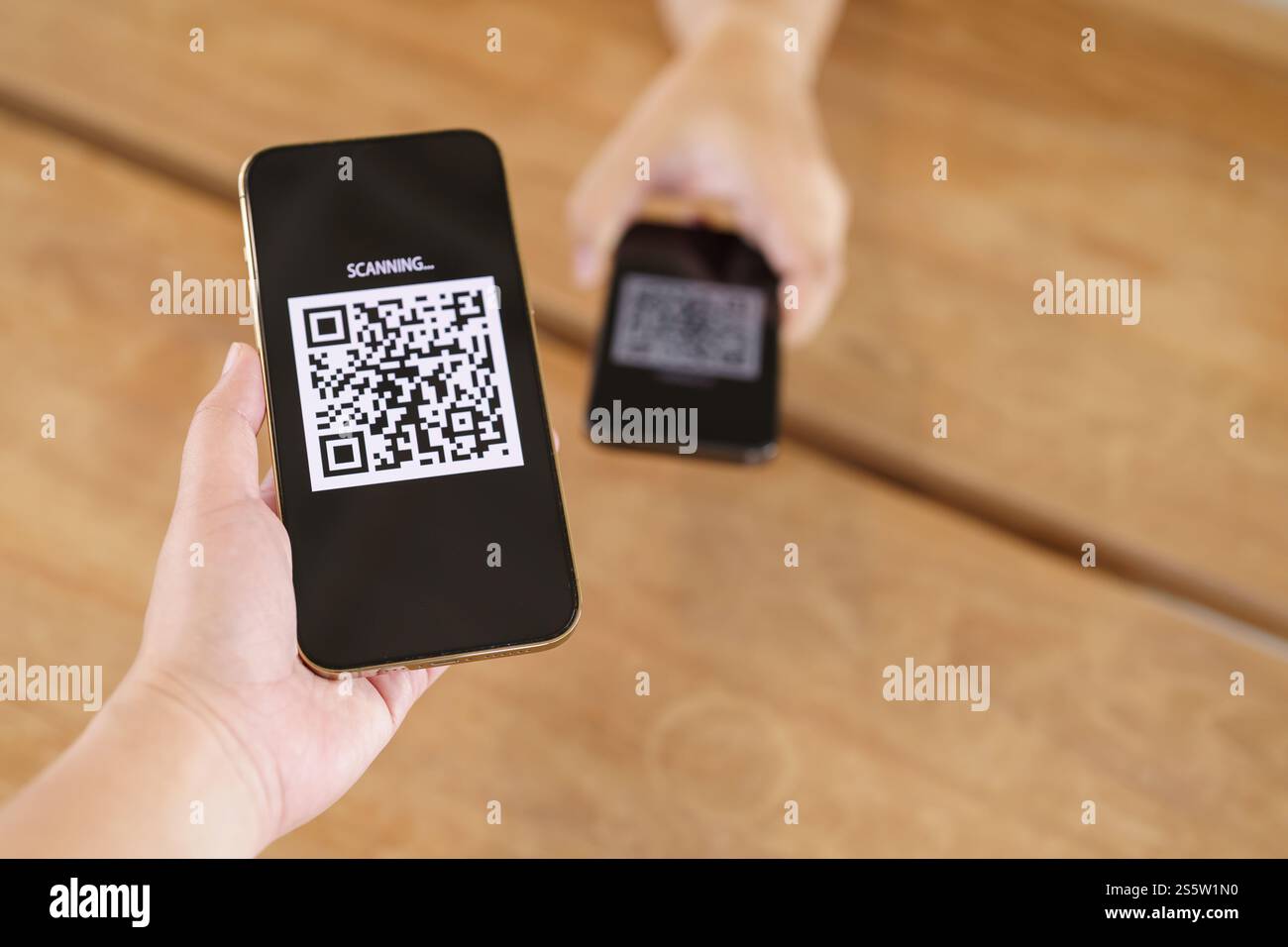 QR-Code-Zahlung. E-Wallet. Man Scanning Tag akzeptiert generieren digitale Zahlung ohne Geld.Scannen QR Code Online Shopping bargeldlose Zahlung und Stockfoto