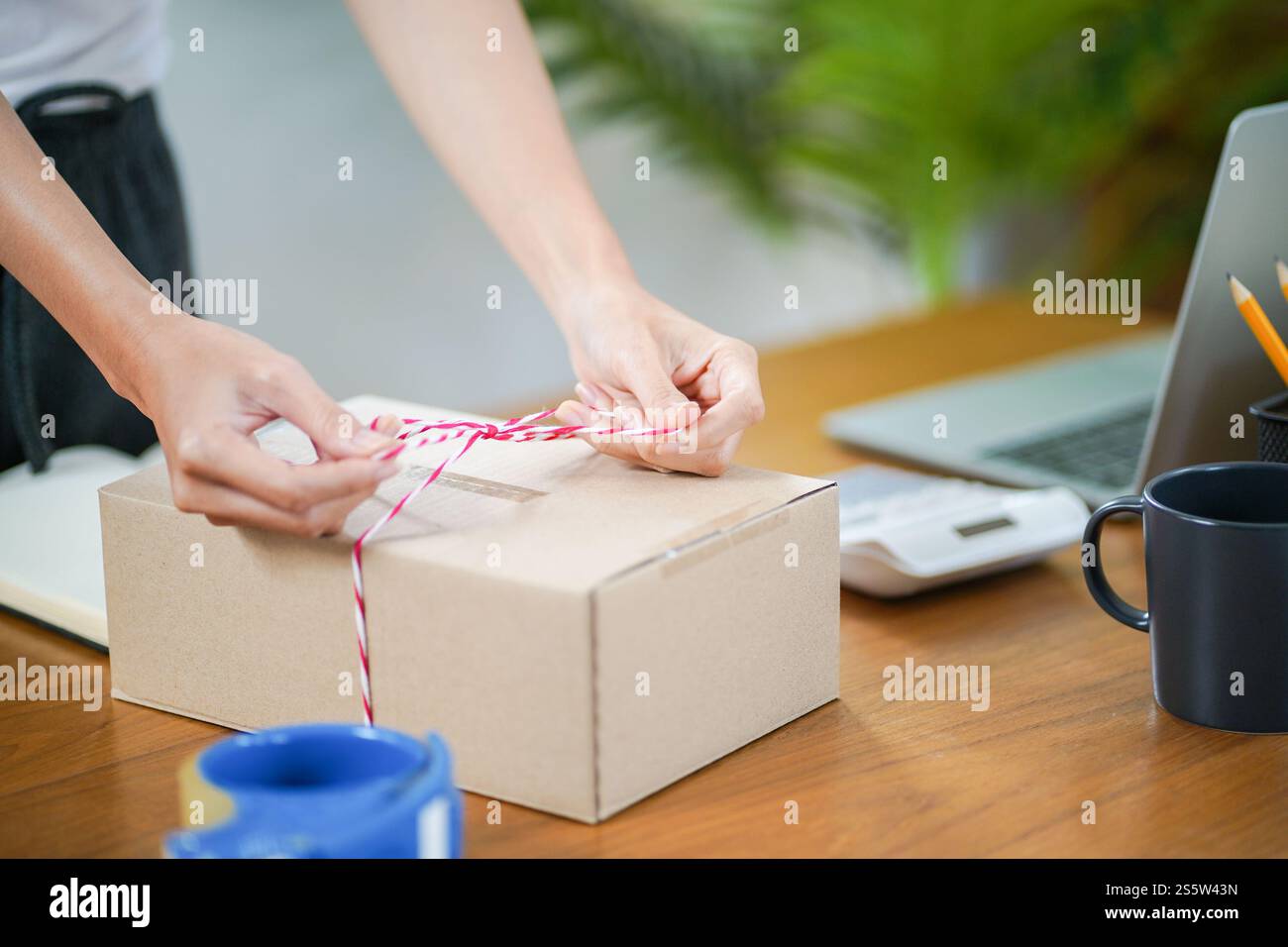 Asiatische Frau, die Paketzustellbox vorbereitet Versand für den Einkauf Online-Zustellung Postservice Menschen und Versandkonzept. Stockfoto