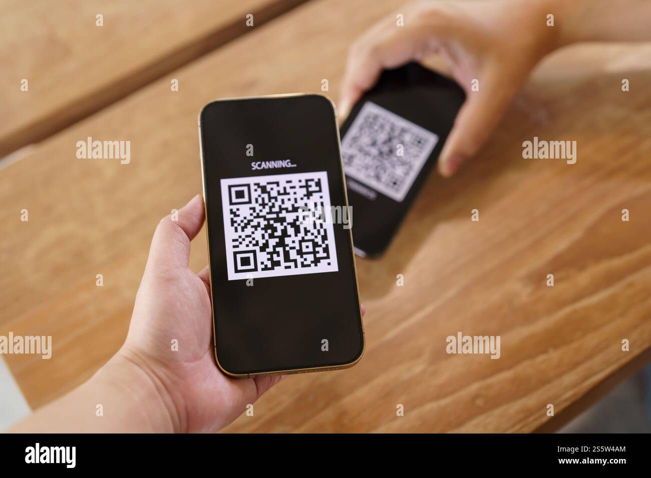 QR-Code-Zahlung. E-Wallet. Man Scanning Tag akzeptiert generieren digitale Zahlung ohne Geld.Scannen QR Code Online Shopping bargeldlose Zahlung und Stockfoto