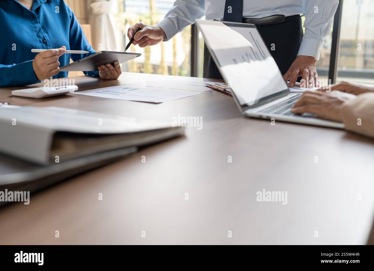 Geschäftsleute treffen sich Designideen professioneller Investor, der ein neues Start-up-Projekt arbeitet. Geschäftsmann und Geschäftsfrau arbeiten zusammen Stockfoto