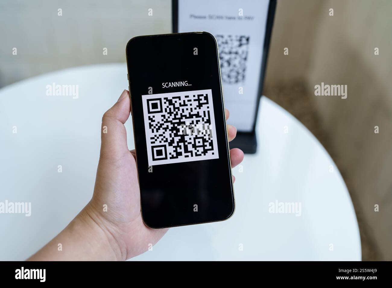 QR-Code-Zahlung. E-Wallet. Man Scanning Tag akzeptiert generieren digitale Zahlung ohne Geld.Scannen QR Code Online Shopping bargeldlose Zahlung und Stockfoto