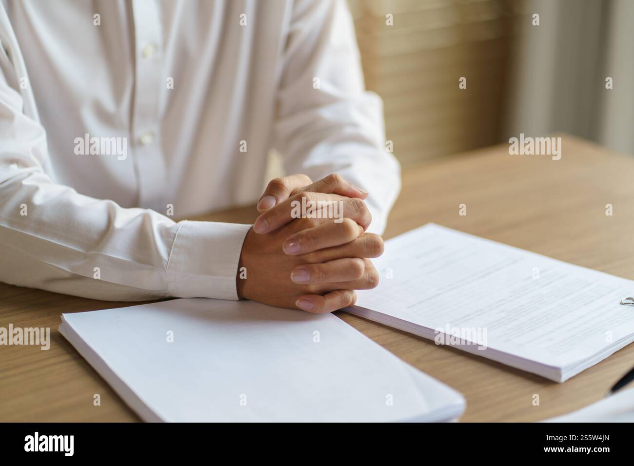 Geschäftsmann überkreuzte die Hände, weil er wartete und Hände hielt, fühlte sich besorgt Impotenz Stockfoto