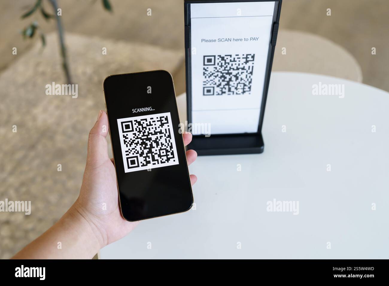 QR-Code-Zahlung. E-Wallet. Man Scanning Tag akzeptiert generieren digitale Zahlung ohne Geld.Scannen QR Code Online Shopping bargeldlose Zahlung und Stockfoto