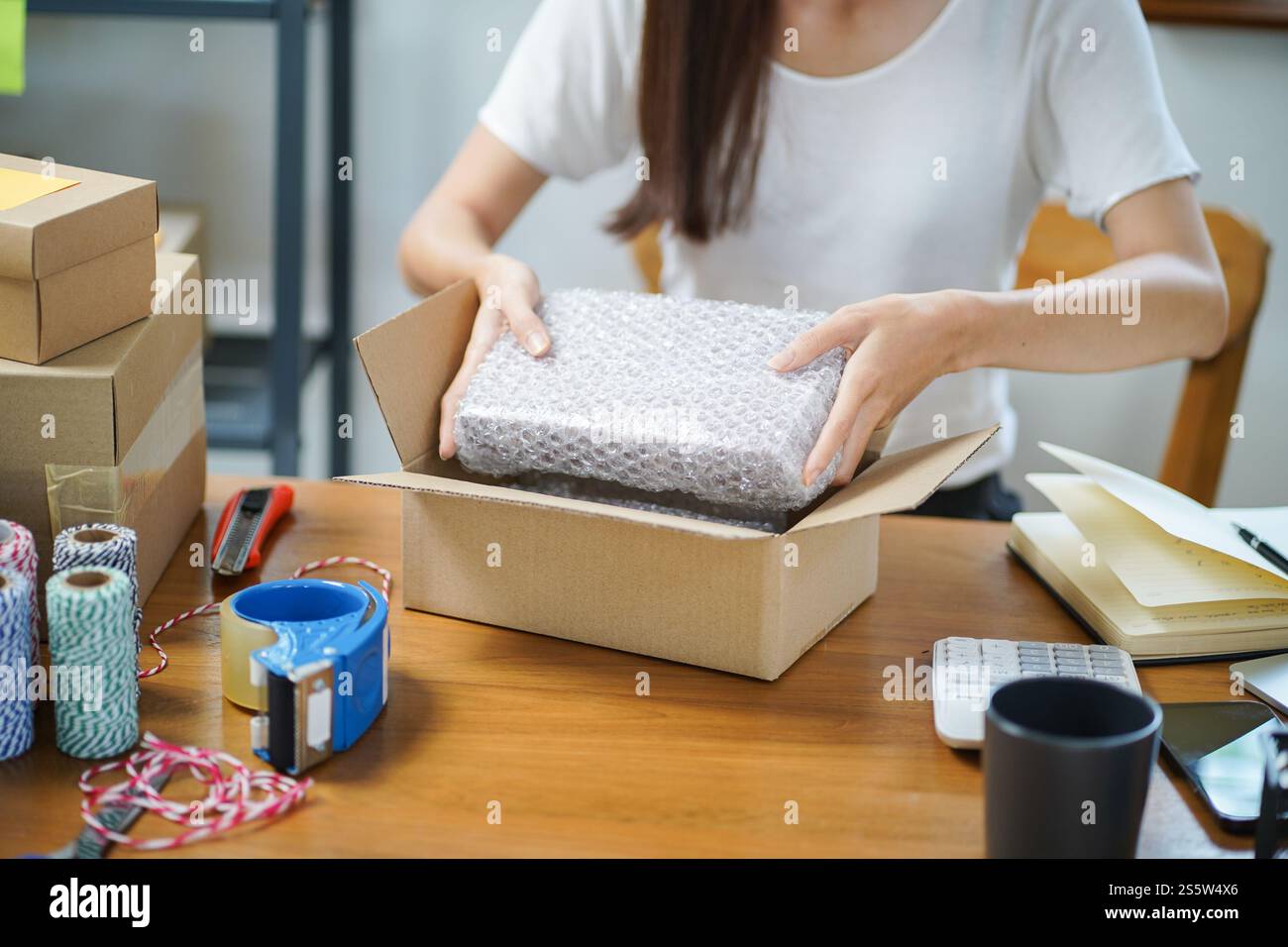 Asiatische Frau, die Paketzustellbox vorbereitet Versand für den Einkauf Online-Zustellung Postservice Menschen und Versandkonzept. Stockfoto