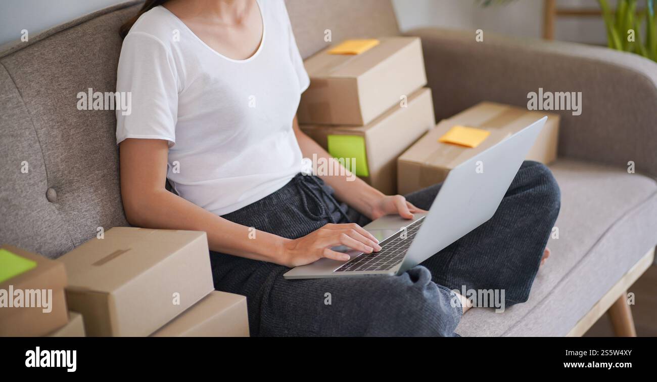 Asiatische Frau, die Paketzustellbox vorbereitet Versand für den Einkauf Online-Zustellung Postservice Menschen und Versandkonzept. Stockfoto