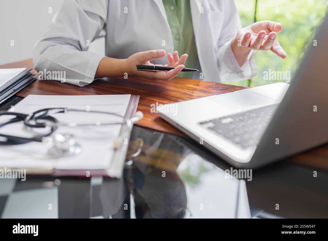 Arzt spricht mit Online-Patienten auf Laptop Online-Beratung Gesundheit Behandlung. Arzttermin zu Hause mit Online-Beratung. Stockfoto
