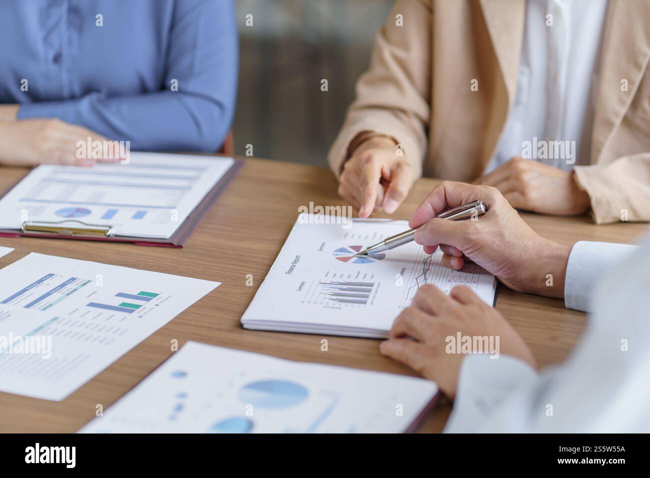 Geschäftsleute treffen sich Designideen professioneller Investor, der ein neues Start-up-Projekt arbeitet. Geschäftsmann und Geschäftsfrau arbeiten zusammen Stockfoto