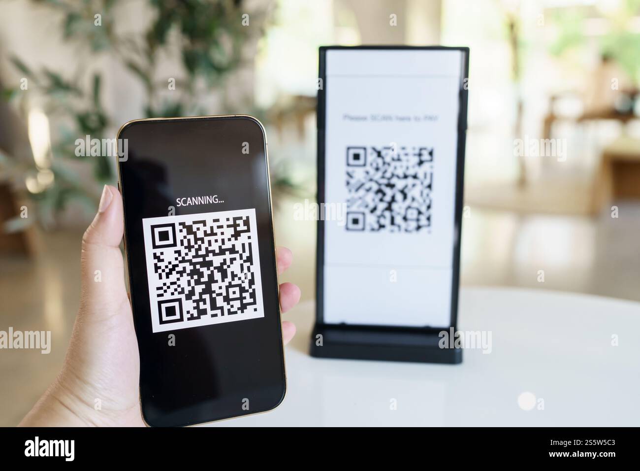 QR-Code-Zahlung. E-Wallet. Man Scanning Tag akzeptiert generieren digitale Zahlung ohne Geld.Scannen QR Code Online Shopping bargeldlose Zahlung und Stockfoto