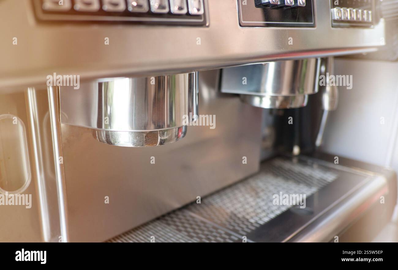 Kaffeemaschine im Café, selektiver Fokus Stockfoto