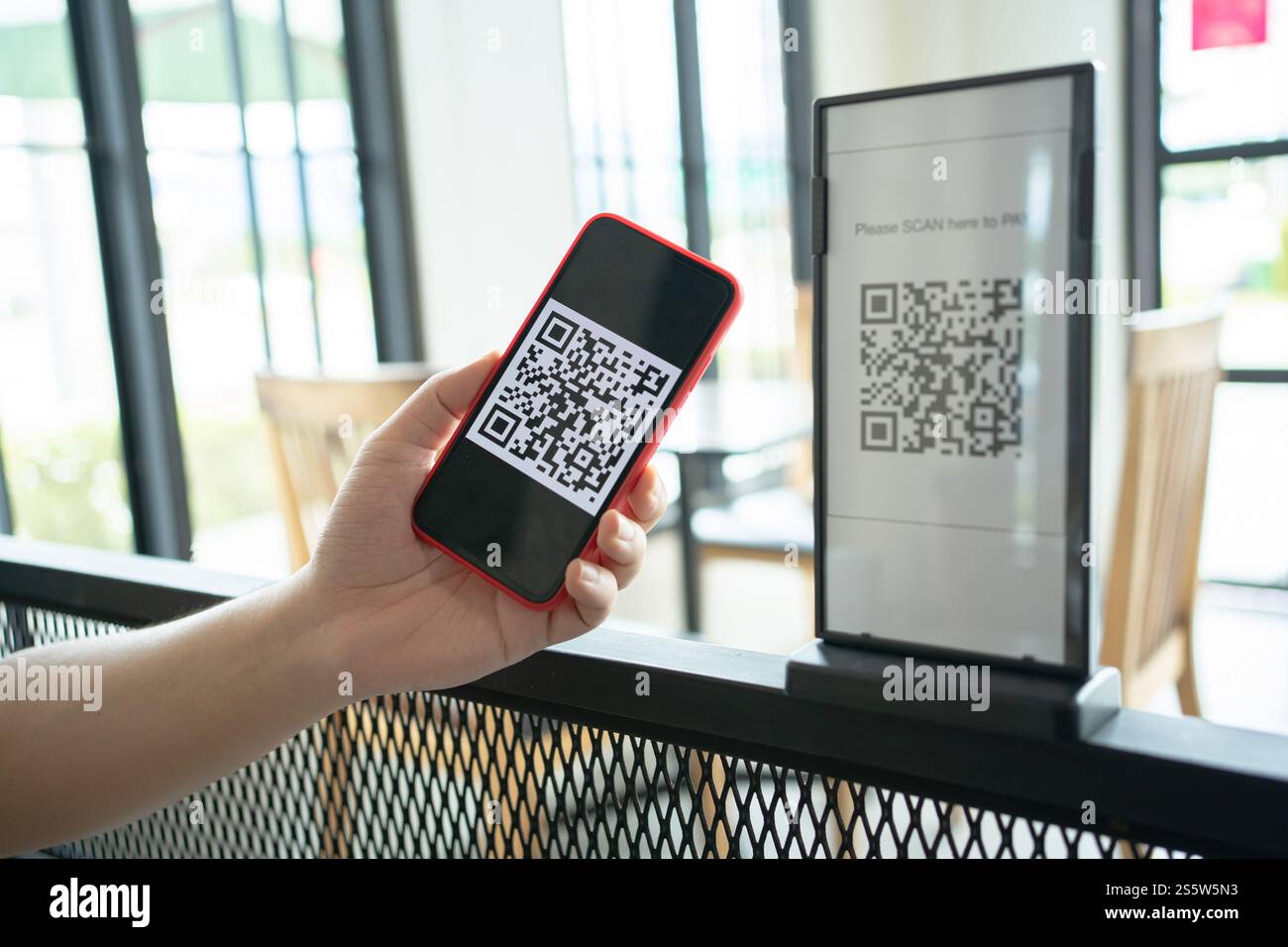 QR-Code-Zahlung. E-Wallet. Man Scanning Tag akzeptiert generieren digitale Zahlung ohne Geld.Scannen QR Code Online Shopping bargeldlose Zahlung und Stockfoto