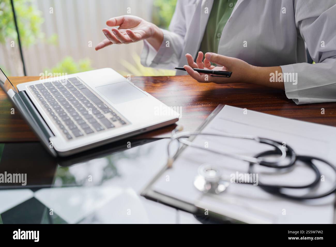 Arzt spricht mit Online-Patienten auf Laptop Online-Beratung Gesundheit Behandlung. Arzttermin zu Hause mit Online-Beratung. Stockfoto