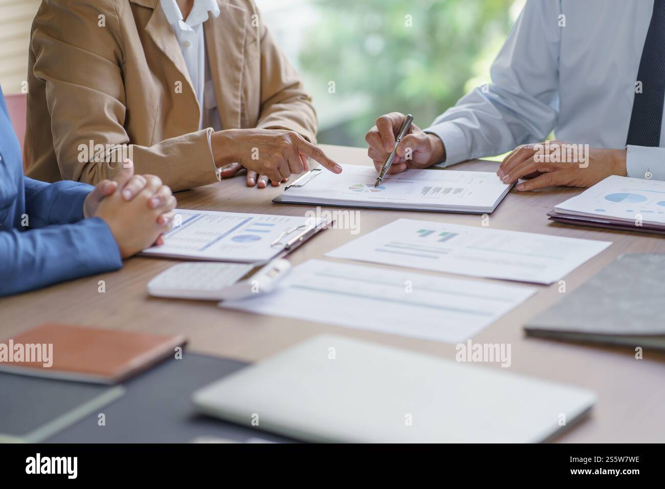 Geschäftsleute treffen sich Designideen professioneller Investor, der ein neues Start-up-Projekt arbeitet. Geschäftsmann und Geschäftsfrau arbeiten zusammen Stockfoto