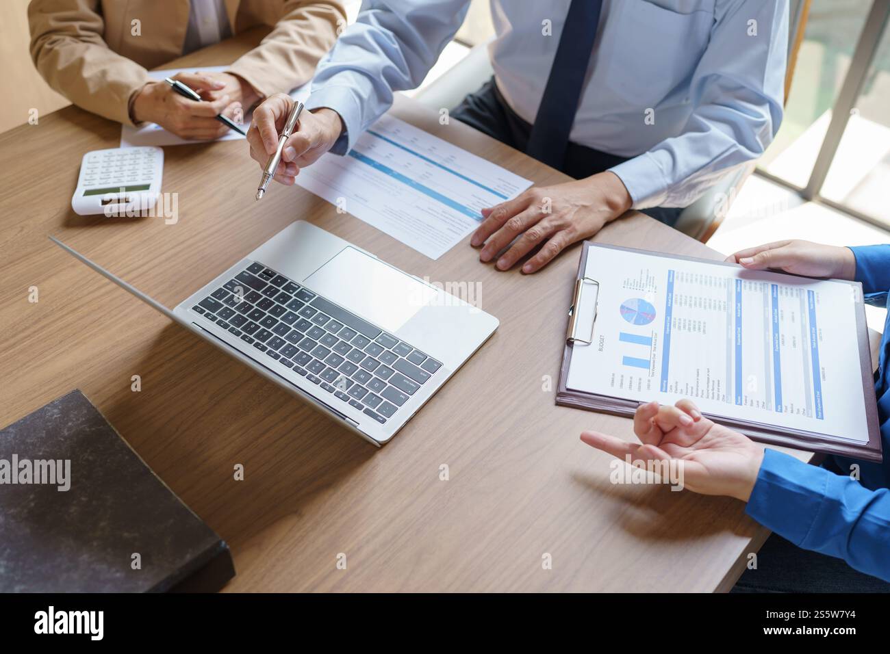 Geschäftsleute treffen sich Designideen professioneller Investor, der ein neues Start-up-Projekt arbeitet. Geschäftsmann und Geschäftsfrau arbeiten zusammen Stockfoto