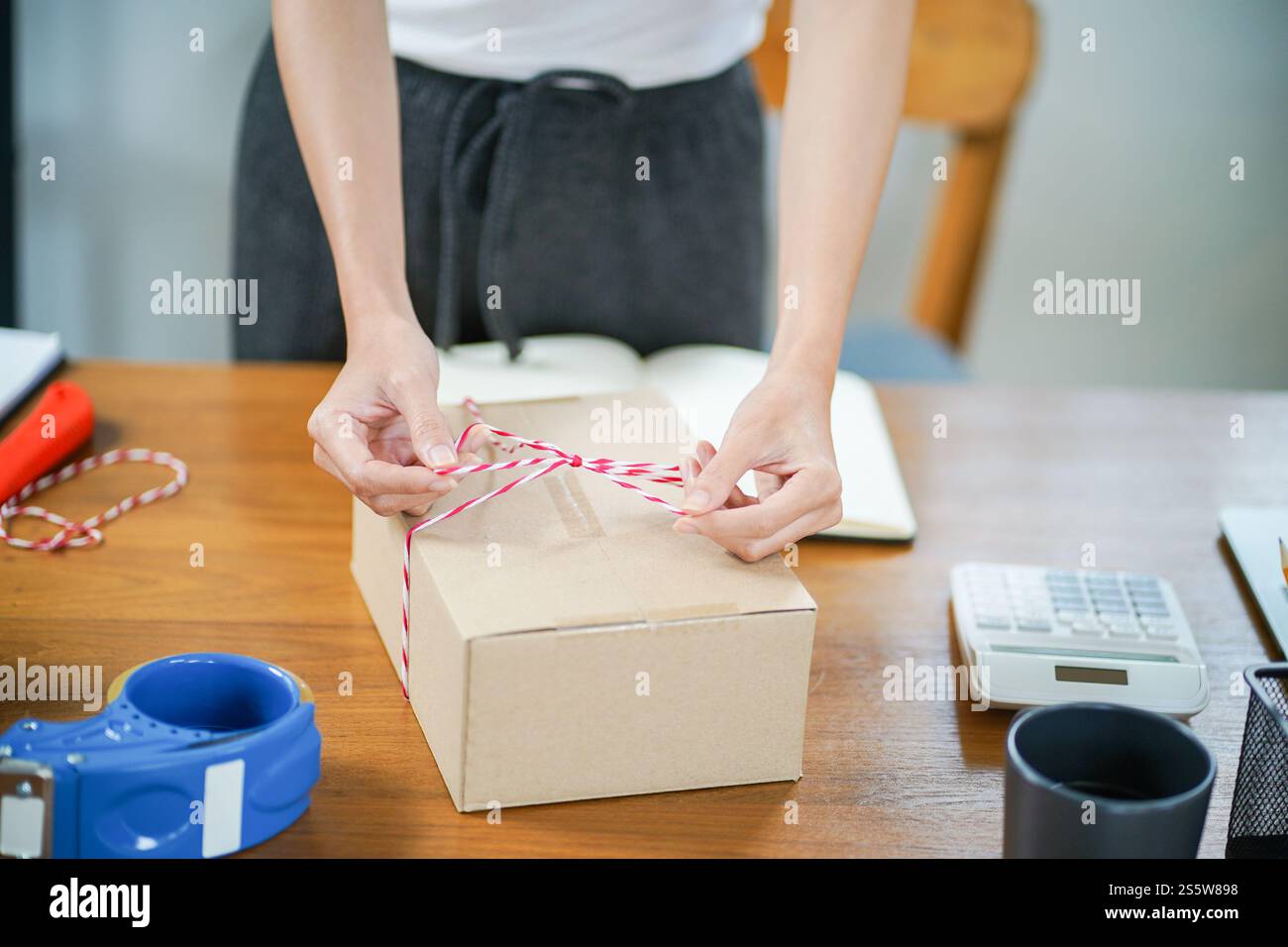 Asiatische Frau, die Paketzustellbox vorbereitet Versand für den Einkauf Online-Zustellung Postservice Menschen und Versandkonzept. Stockfoto