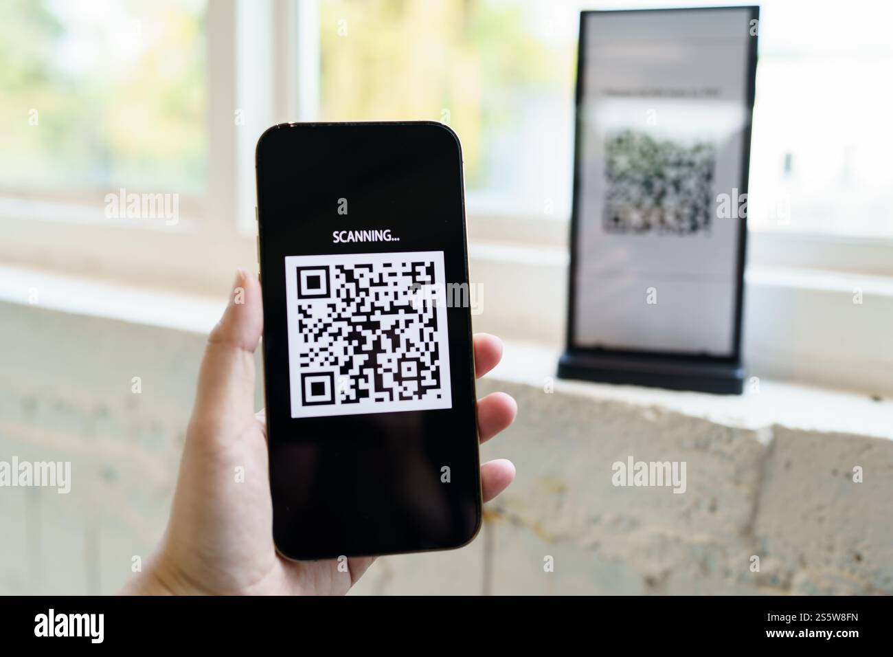 QR-Code-Zahlung. E-Wallet. Man Scanning Tag akzeptiert generieren digitale Zahlung ohne Geld.Scannen QR Code Online Shopping bargeldlose Zahlung und Stockfoto