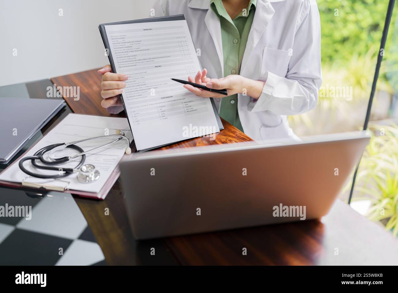 Arzt spricht mit Online-Patienten auf Laptop Online-Beratung Gesundheit Behandlung. Arzttermin zu Hause mit Online-Beratung. Stockfoto