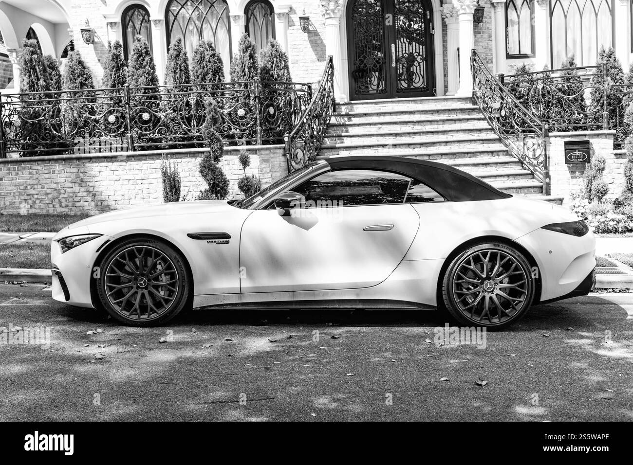 New York City, USA - 26. August 2023: Mercedes Benz SL-Klasse Cabriolet 2022 parkt, Seitenansicht Stockfoto