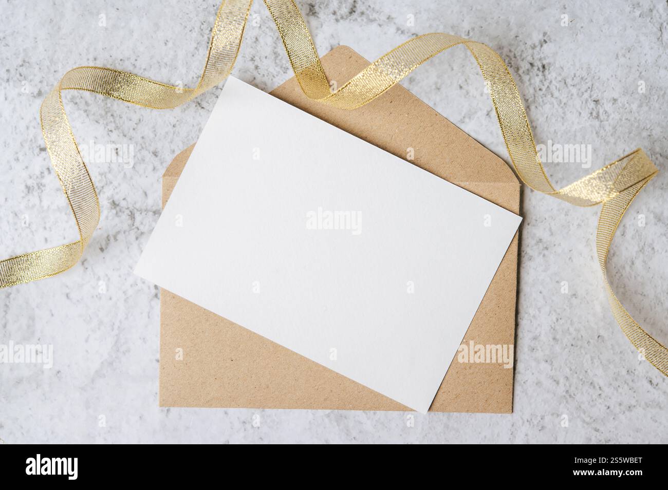 Eine leere Karte mit Umschlag und Blatt wird auf weißem Hintergrund platziert Stockfoto