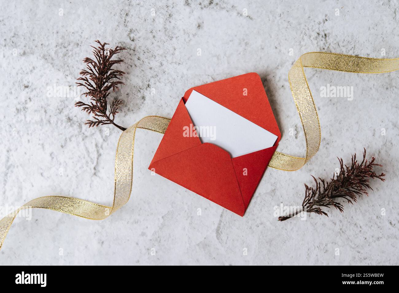 Eine leere Karte mit rotem Umschlag und Blatt wird auf weißem Hintergrund platziert Stockfoto