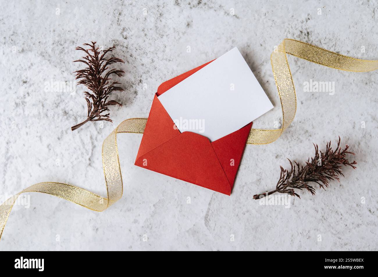 Eine leere Karte mit rotem Umschlag und Blatt wird auf weißem Hintergrund platziert Stockfoto