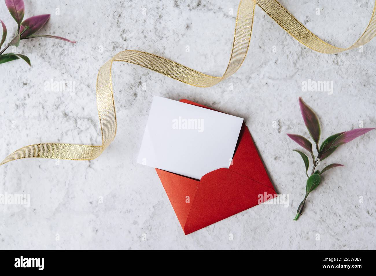 Eine leere Karte mit rotem Umschlag und Blatt wird auf weißem Hintergrund platziert Stockfoto