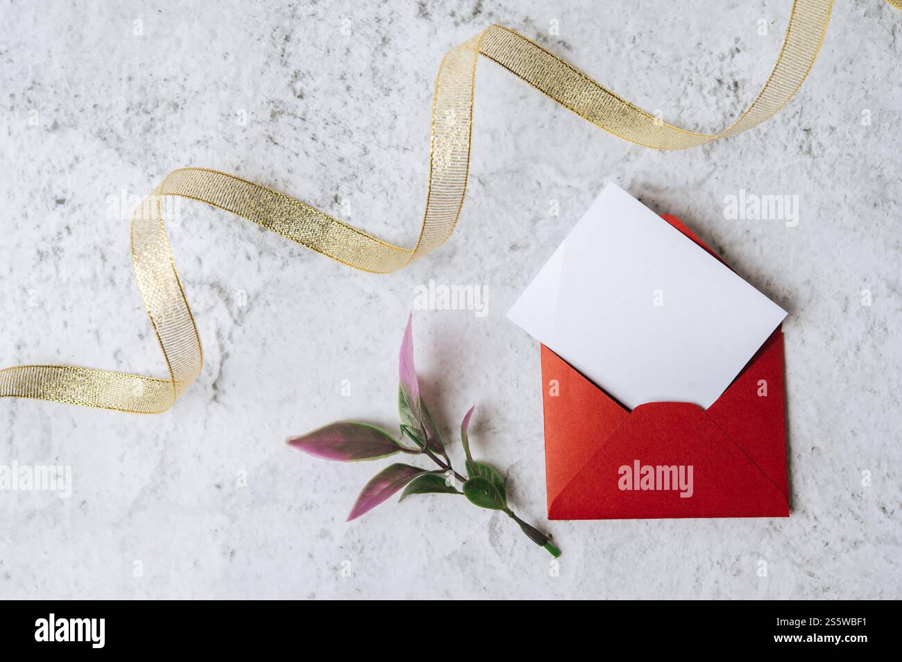 Eine leere Karte mit rotem Umschlag und Blatt wird auf weißem Hintergrund platziert Stockfoto