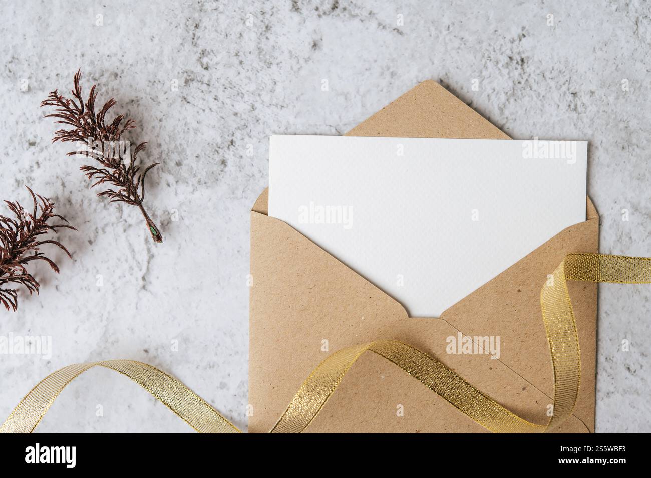 Eine leere Karte mit Umschlag und Blatt wird auf weißem Hintergrund platziert Stockfoto
