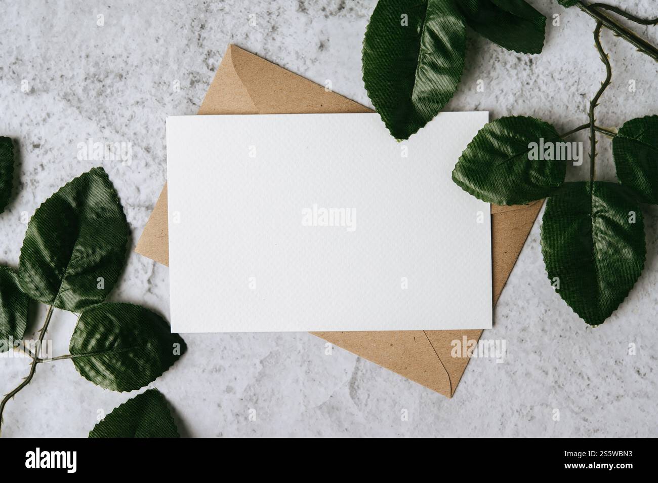 Eine leere Karte mit Umschlag und Blatt wird auf weißem Hintergrund platziert Stockfoto