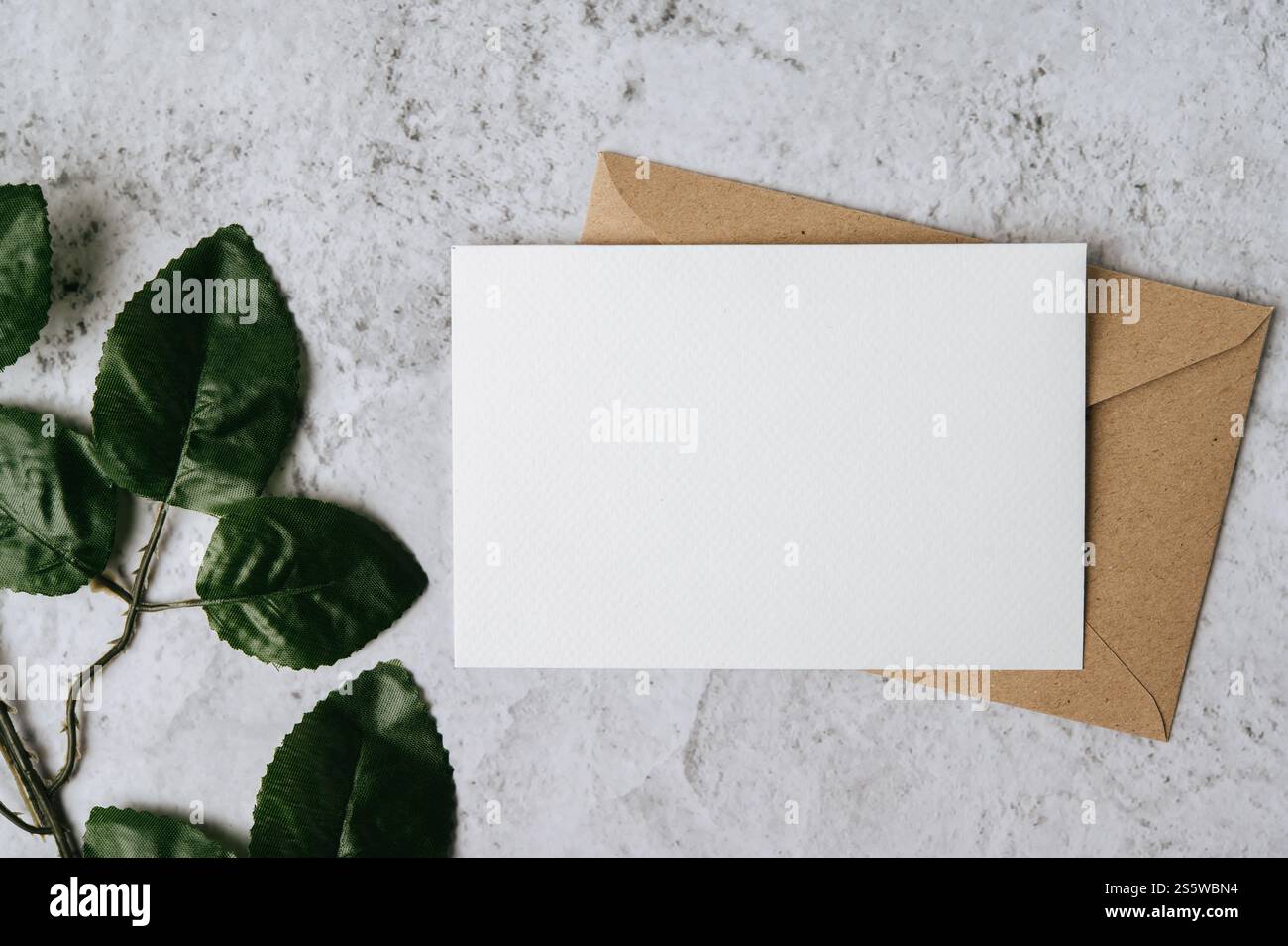 Eine leere Karte mit Umschlag und Blatt wird auf weißem Hintergrund platziert Stockfoto