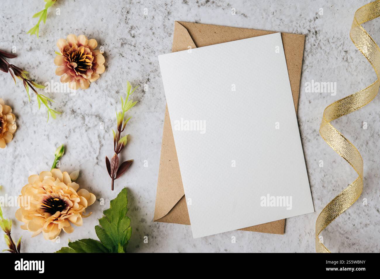 Eine leere Karte mit Umschlag und Blume ist auf weißem Hintergrund platziert Stockfoto