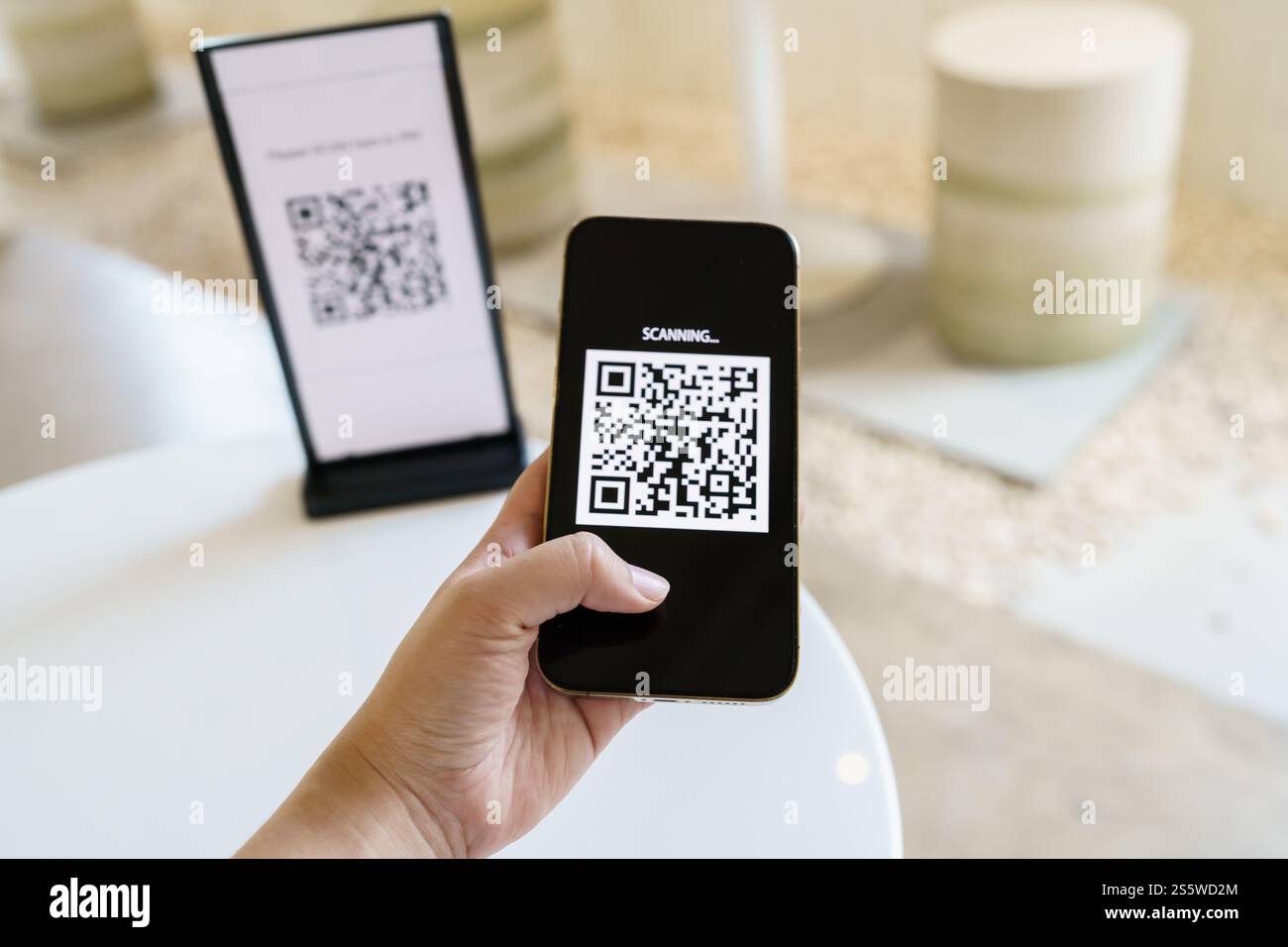 QR-Code-Zahlung. E-Wallet. Man Scanning Tag akzeptiert generieren digitale Zahlung ohne Geld.Scannen QR Code Online Shopping bargeldlose Zahlung und Stockfoto