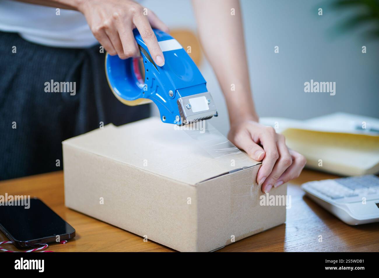 Asiatische Frau, die Paketzustellbox vorbereitet Versand für den Einkauf Online-Zustellung Postservice Menschen und Versandkonzept. Stockfoto