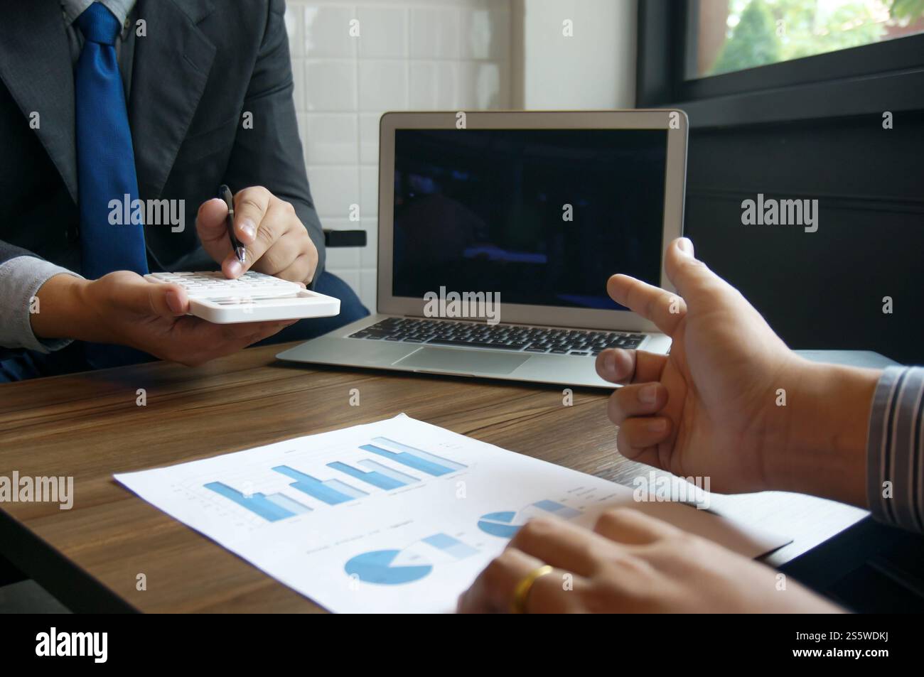 Geschäftsmann Buchhalter Anlagerisikoanalyse. Geld für den Börsenhandel mit dem Rechner sparen. Buchhaltungskonzept Stockfoto