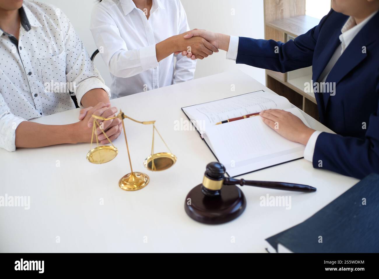 Die Anwältin der Rechtsberaterin legt dem Mandanten einen unterzeichneten Vertrag mit Gavel und Rechtsrecht vor. Business-Konzept für gerechtigkeit und Anwältin Stockfoto