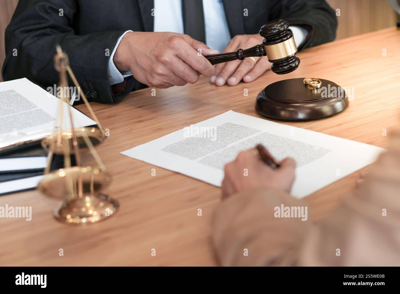 Richter gavel Entscheidung über Ehe Scheidung Unterzeichnung Papiere. Anwalt Konzept Stockfoto