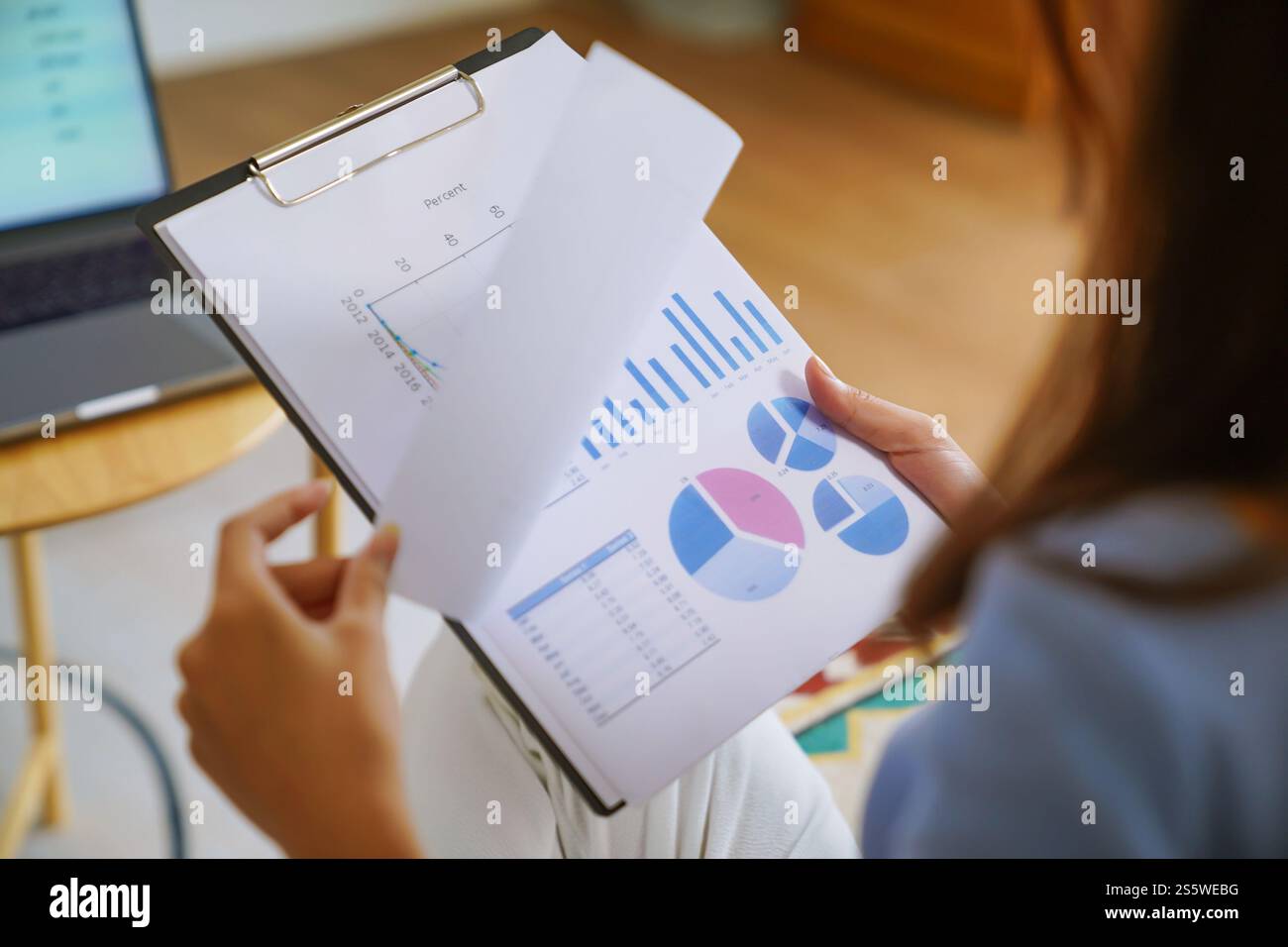 Geschäftsfrau, die von zu Hause aus arbeitet.finanzielle Probleme Home Work Space Konzept. Stockfoto