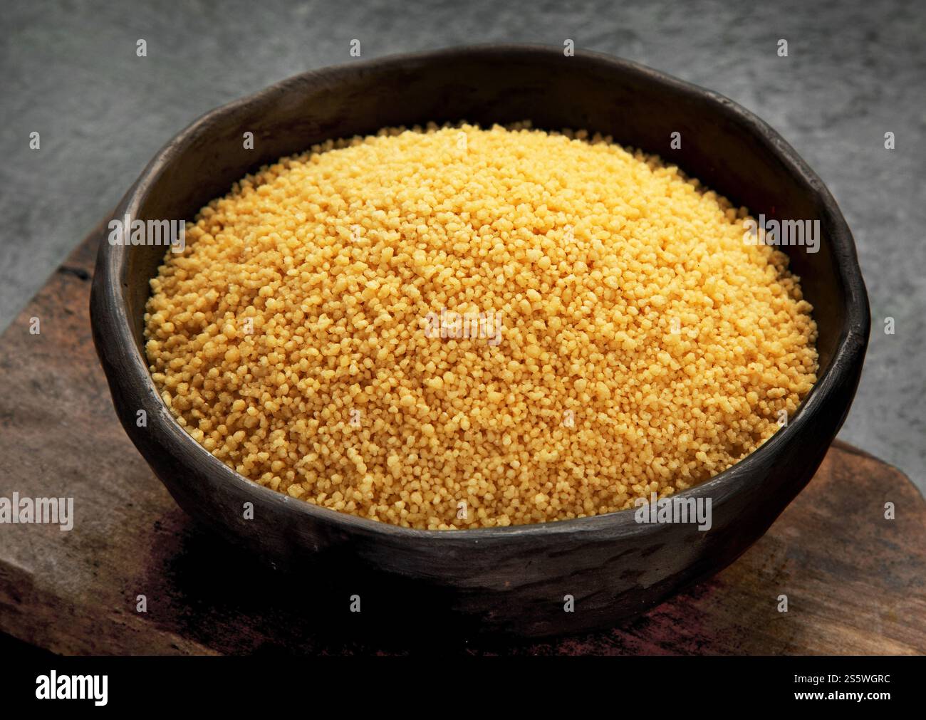 Couscous auf dunklem Hintergrund. Traditionelles Vollkorn. Stockfoto