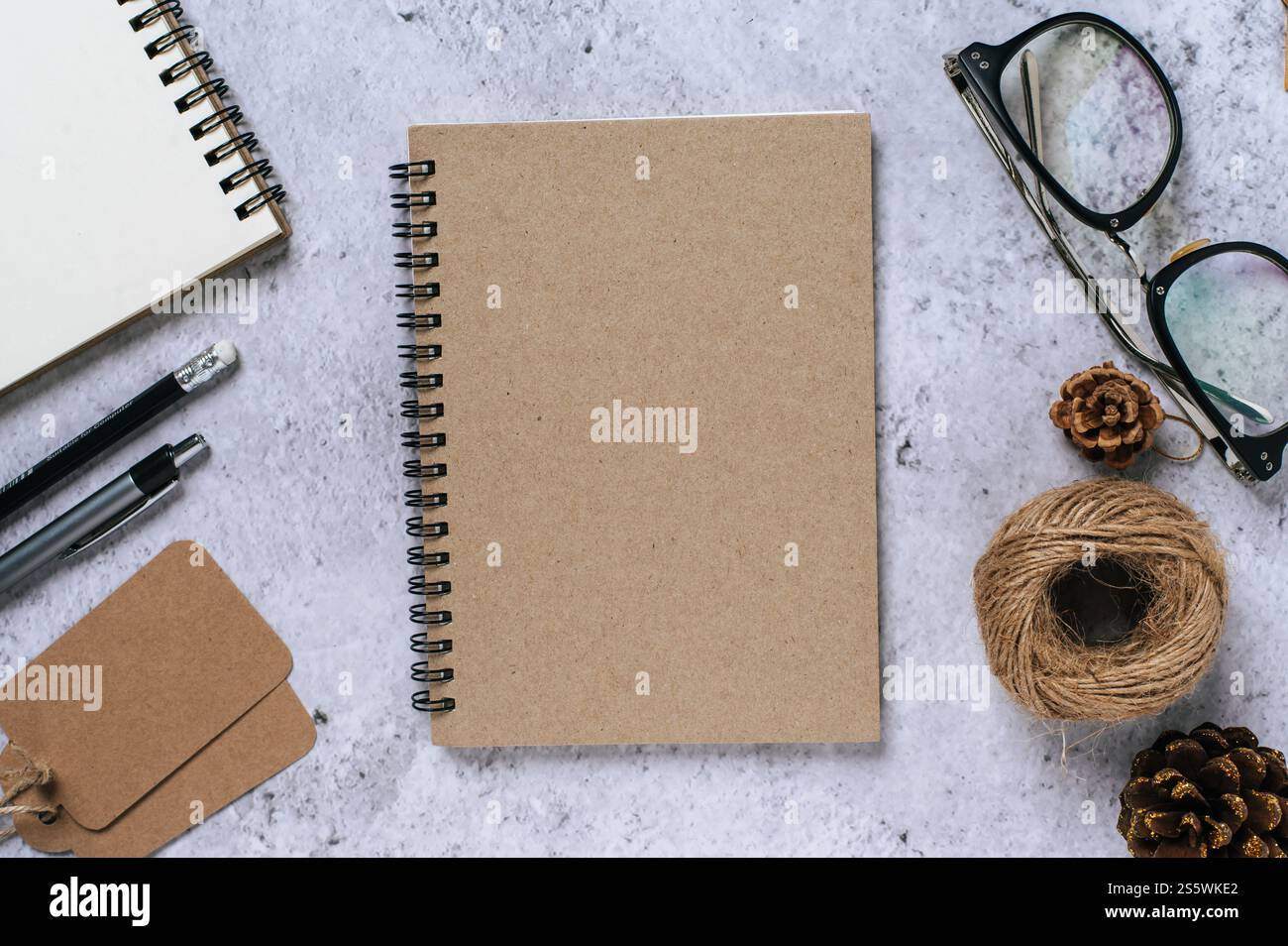 Feststehende Draufsicht mit klarem Notizblock Stockfoto