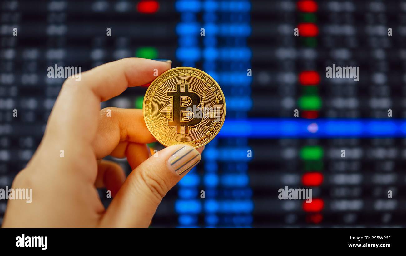 Kryptowährungssymbol Bitcoin. Gold digitale Währung Geld, das in virtuelle Anlagen investiert. Hand Hold Golden Bitcoin Investment Market Trend Financial Stockfoto