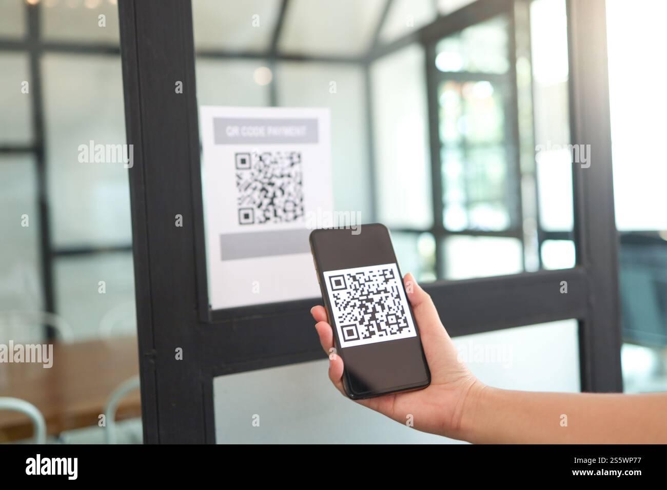 QR-Code-Zahlung. E-Wallet. Man Scanning Tag akzeptiert generiert digitale Bezahlung ohne Geld.Scannen QR Code Online Shopping Cashless Technologie Konzept Stockfoto