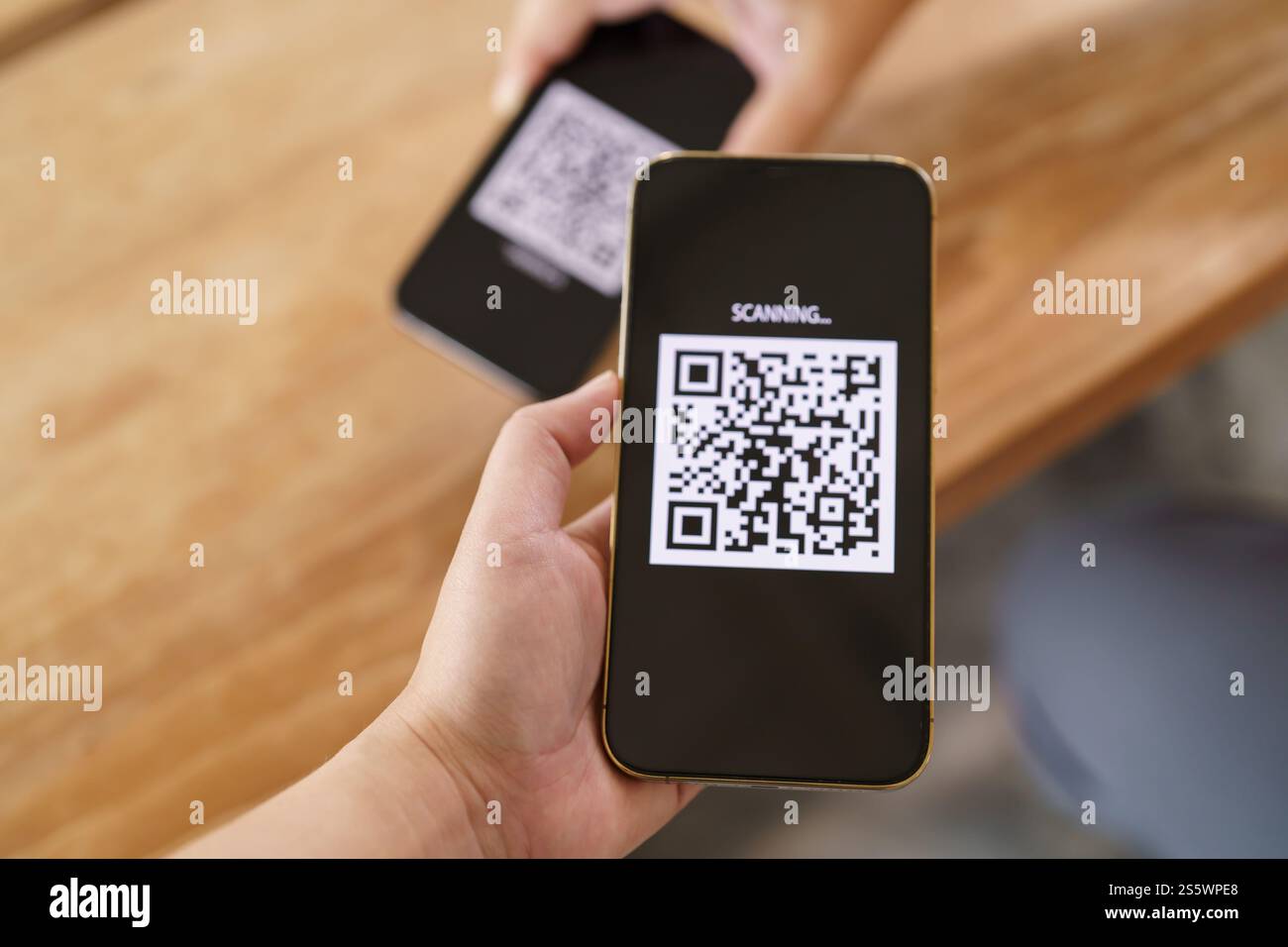 QR-Code-Zahlung. E-Wallet. Man Scanning Tag akzeptiert generieren digitale Zahlung ohne Geld.Scannen QR Code Online Shopping bargeldlose Zahlung und Stockfoto