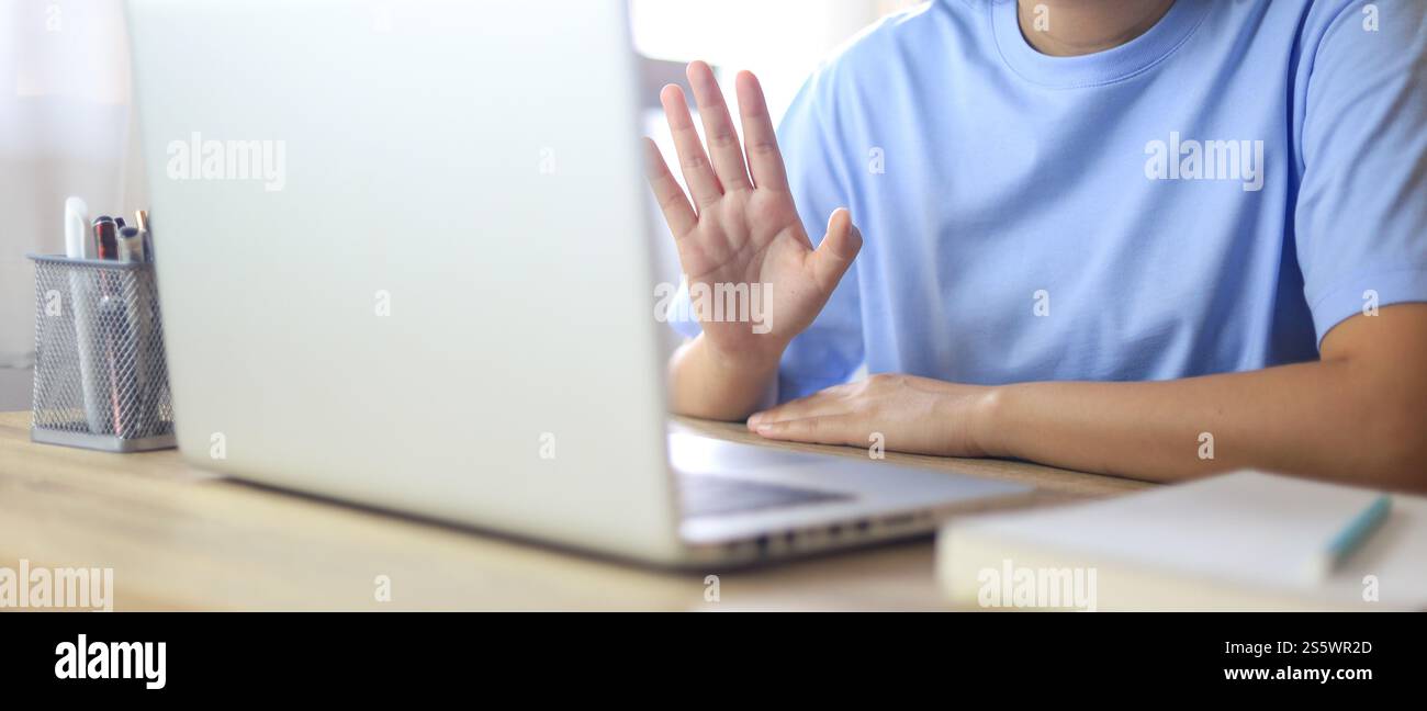 Videoanruf Personen treffen sich mit Geschäftspartnergruppen-Startup neue normale Lifestyle-Telefonkonferenz. Glückliche Frau mit Laptop für Videoanrufe und Stockfoto