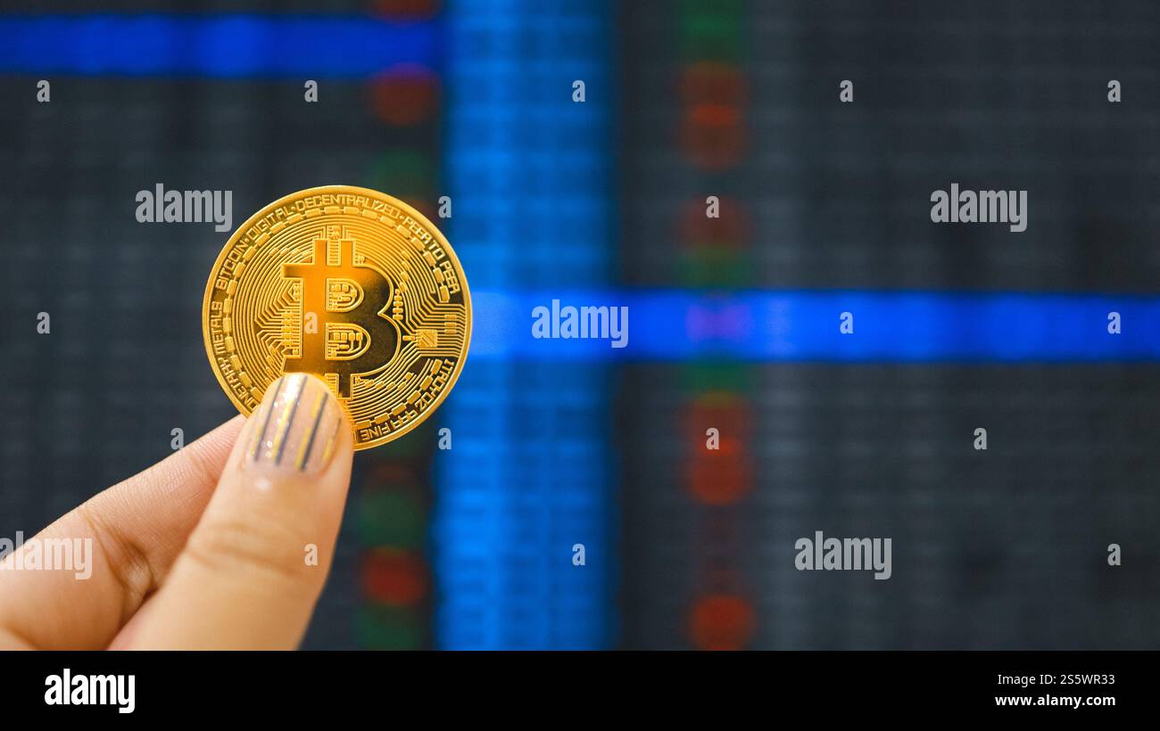 Kryptowährungssymbol Bitcoin. Gold digitale Währung Geld, das in virtuelle Anlagen investiert. Hand Hold Golden Bitcoin Investment Market Trend Financial Stockfoto