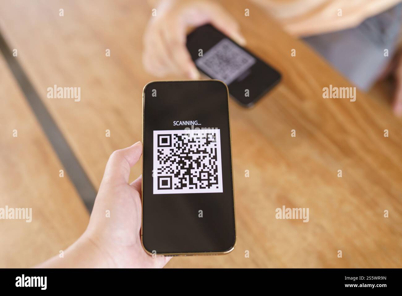 QR-Code-Zahlung. E-Wallet. Man Scanning Tag akzeptiert generieren digitale Zahlung ohne Geld.Scannen QR Code Online Shopping bargeldlose Zahlung und Stockfoto