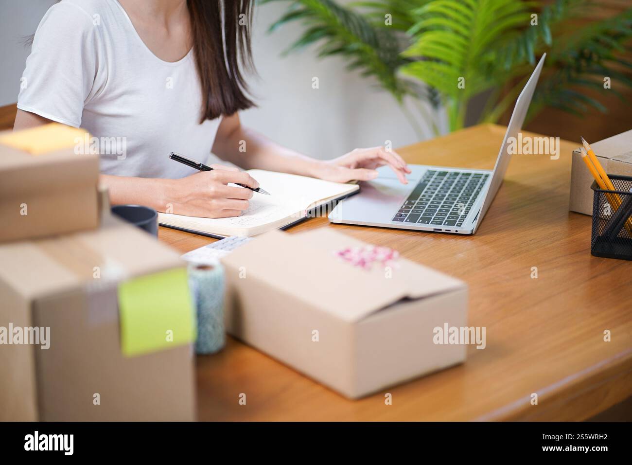 Asiatische Frau, die Paketzustellbox vorbereitet Versand für den Einkauf Online-Zustellung Postservice Menschen und Versandkonzept. Stockfoto