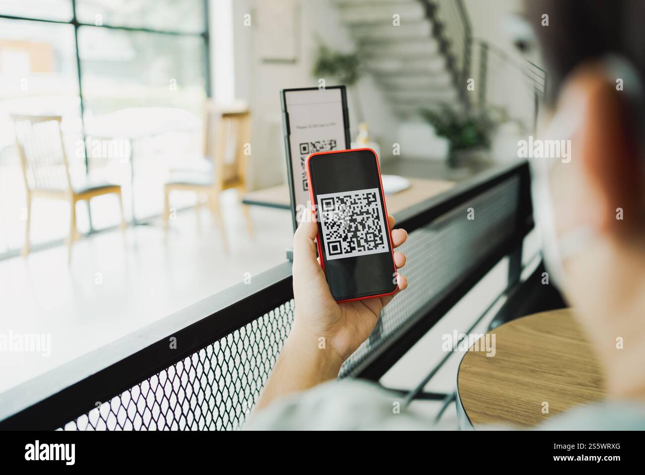 QR-Code-Zahlung. E-Wallet. Man Scanning Tag akzeptiert generieren digitale Zahlung ohne Geld.Scannen QR Code Online Shopping bargeldlose Zahlung und Stockfoto