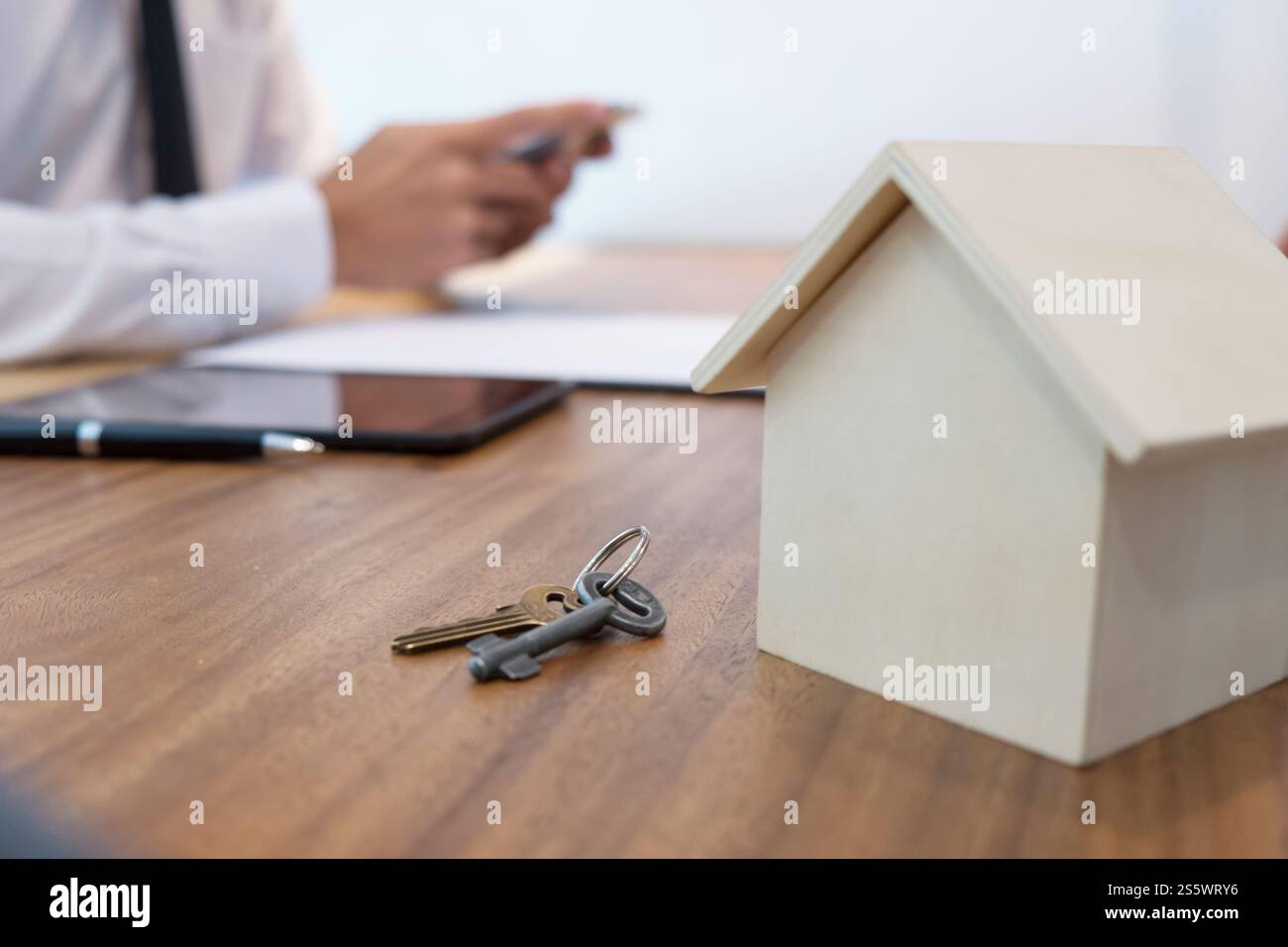 Geschäftsleute, die einen Vertrag mit Immobilienmaklerkonzept für Berater und HausversicherungImmobilien unterzeichnen Stockfoto